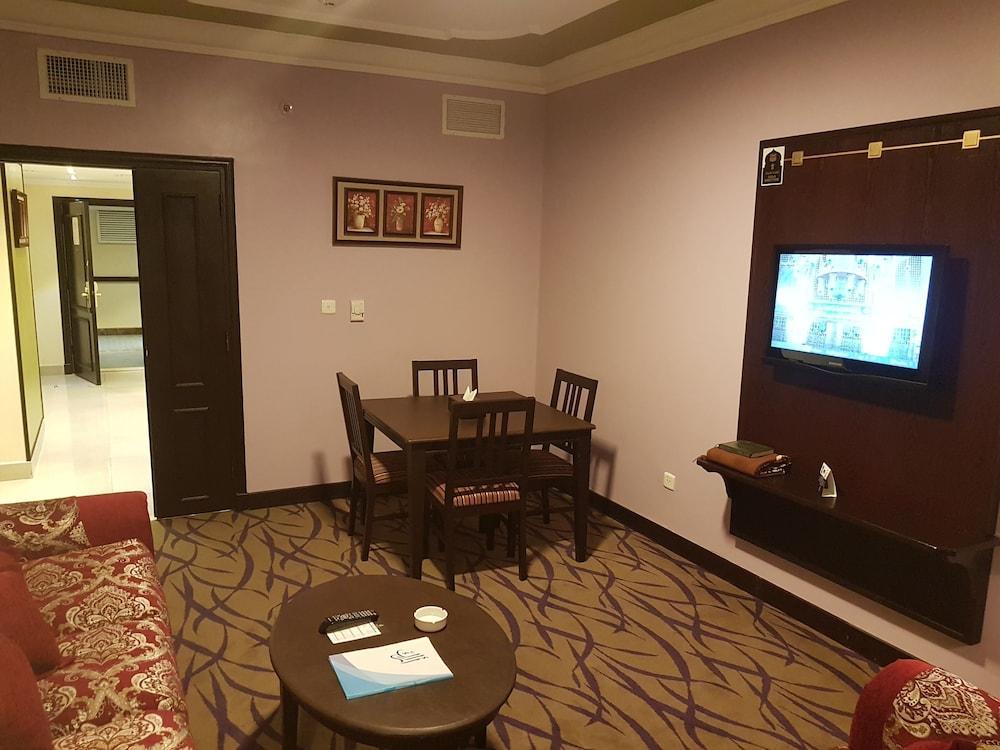 Taiba Suites Madinah Medina Exterior foto A living room in a suite at the hotel