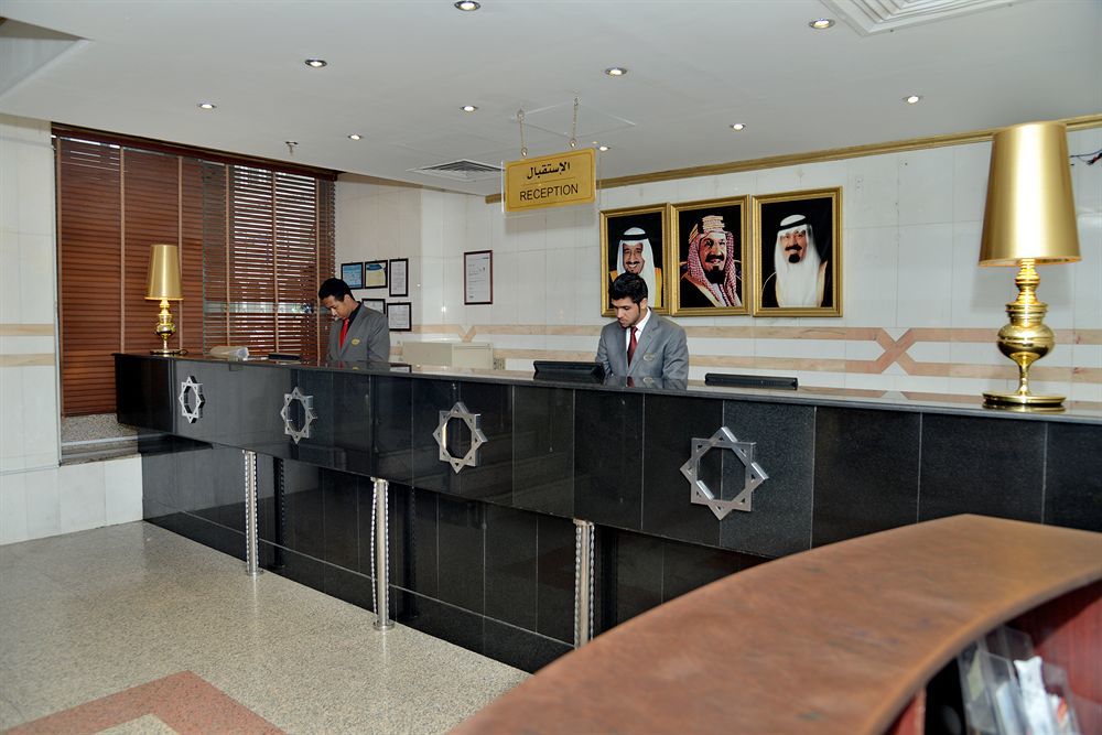 Taiba Suites Madinah Medina Exterior foto Reception desk at a hotel