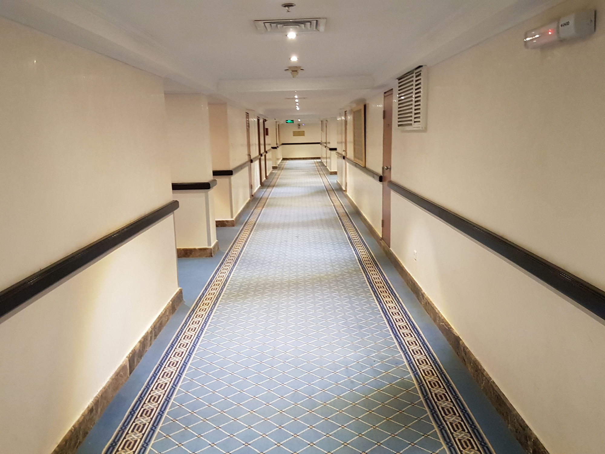 Taiba Suites Madinah Medina Exterior foto A corridor in a hotel