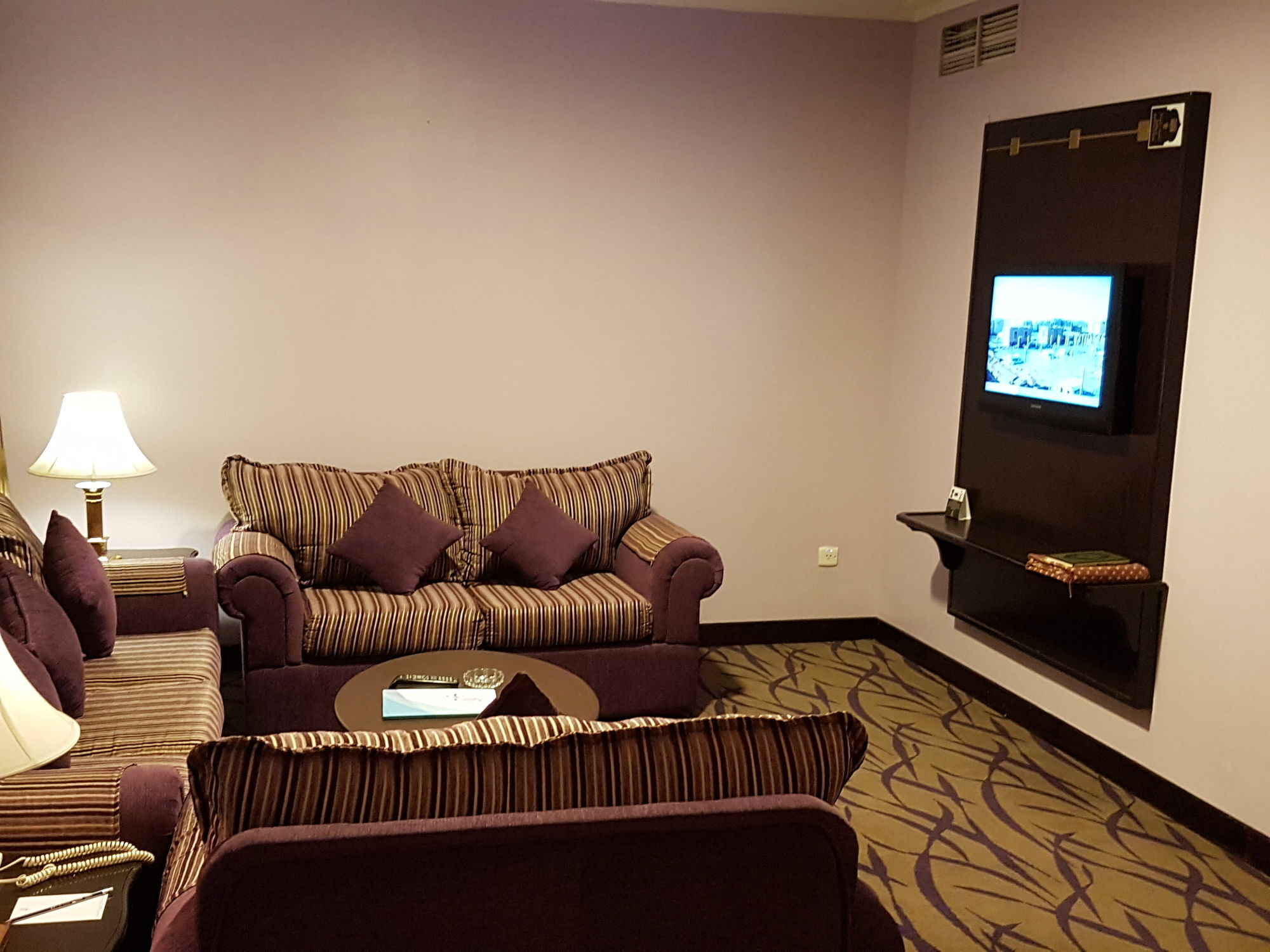 Taiba Suites Madinah Medina Exterior foto A living room in a hotel suite