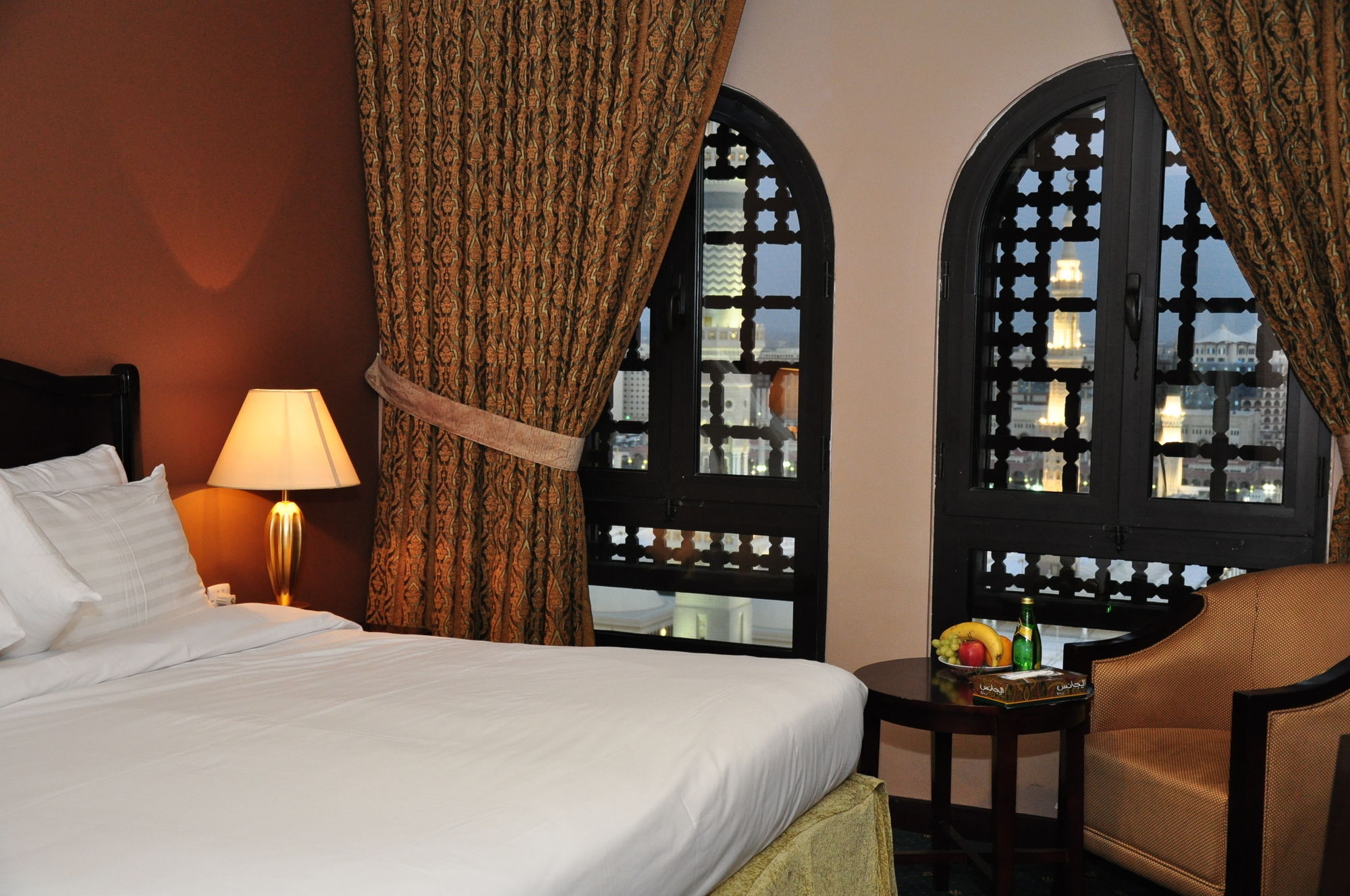Taiba Suites Madinah Medina Exterior foto A room at the hotel