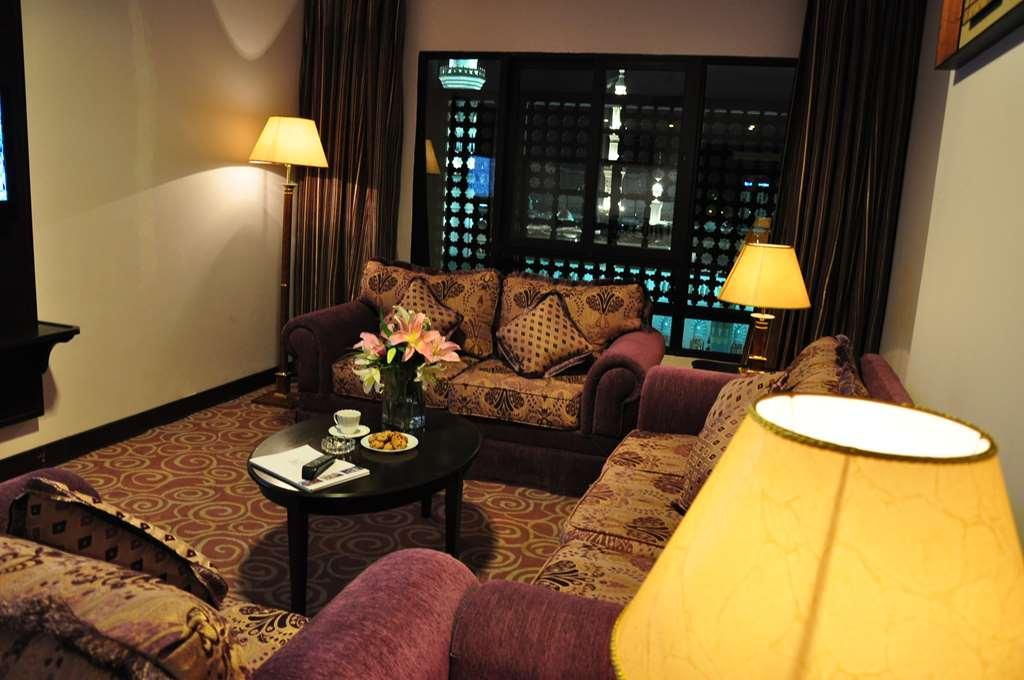 Taiba Suites Madinah Medina Zimmer foto A suite at the hotel