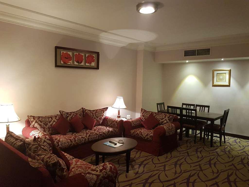 Taiba Suites Madinah Medina Zimmer foto A suite at the hotel