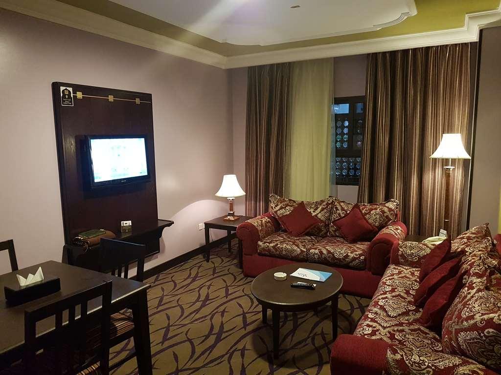 Taiba Suites Madinah Medina Zimmer foto A living room in a suite at the hotel