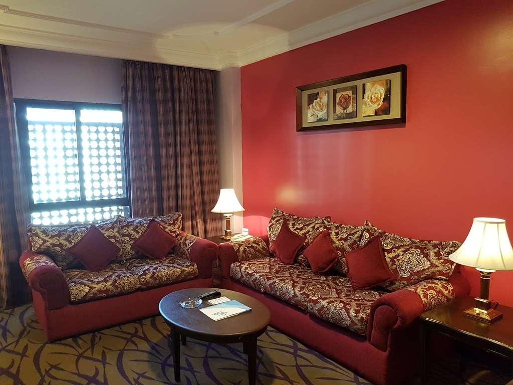 Taiba Suites Madinah Medina Zimmer foto A living room in a suite at the Grand Hotel